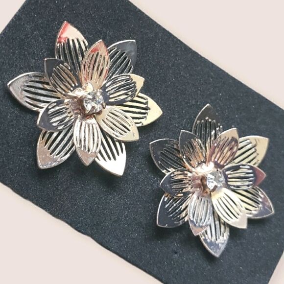 Flower Button Filigree Detailing Earrings NWT - Picture 2 of 6